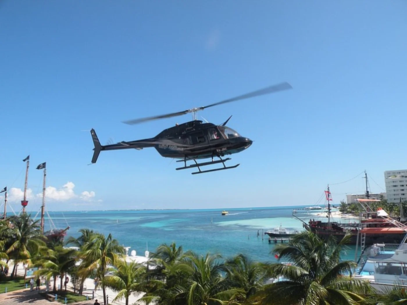 Helicopter Flight — Reef, Ruins & Turquoise